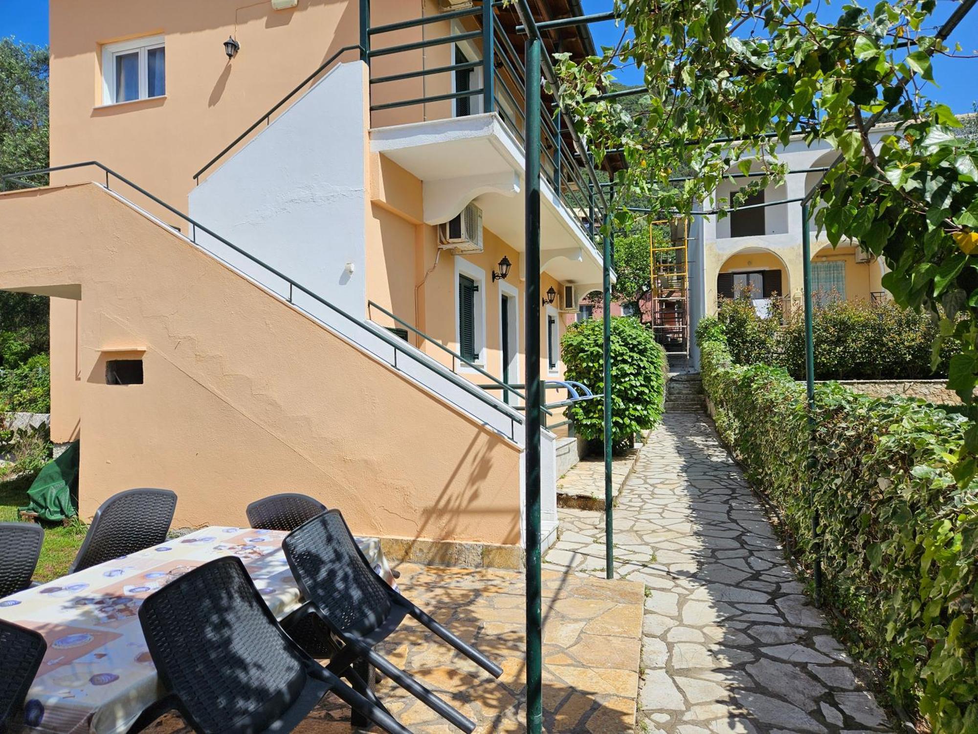 Lora Studios Ipsos Bagian luar foto